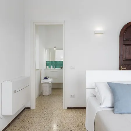 Meraviglia 8, Emma Βίλα