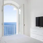 Meraviglia 8, Emma Villa